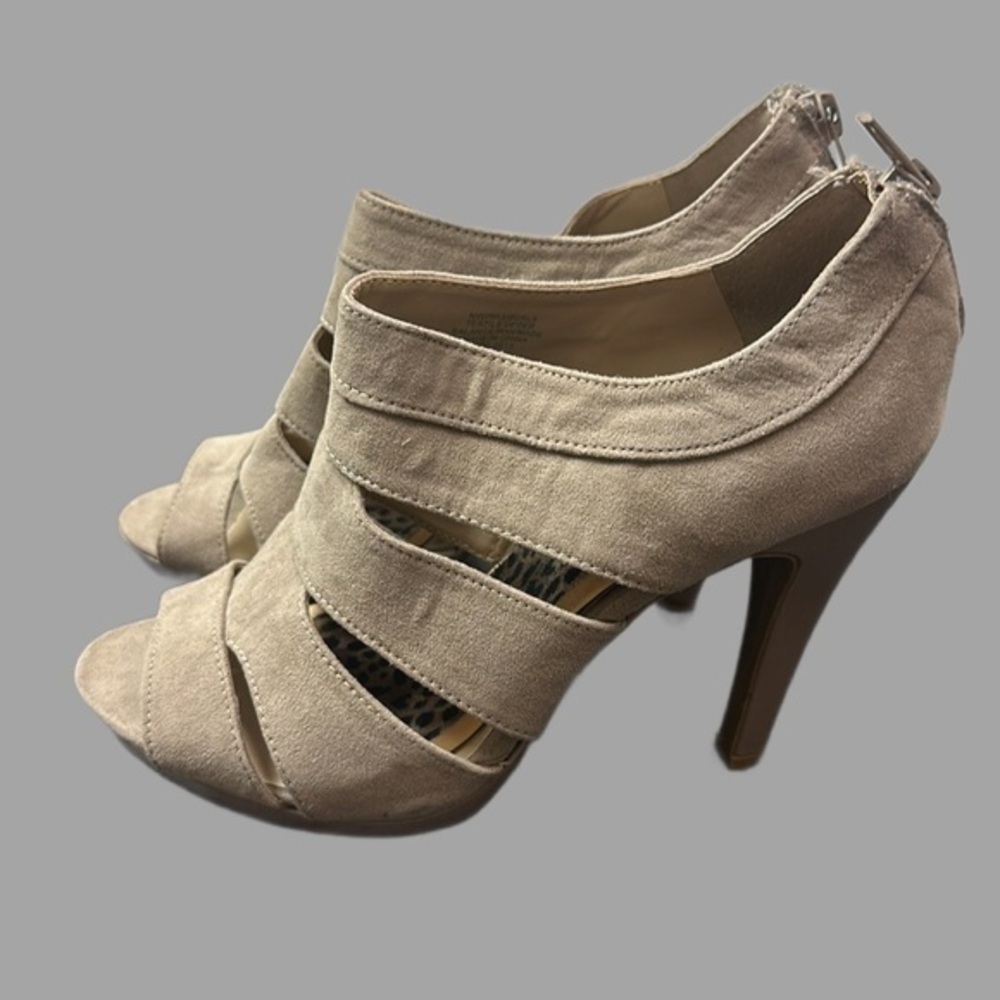Nine West beige Strappy open toe high Heels women’s size 7 1/2